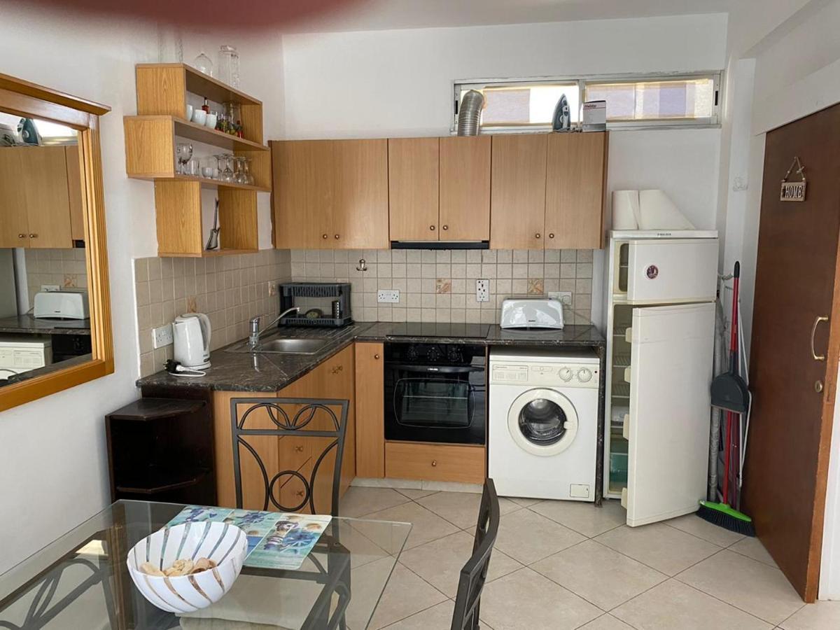 1 Bedroom Flat 200M From The Beach In Germasogia Tourist Area Limassol Bagian luar foto